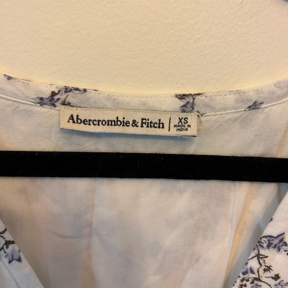 Floral Abercrombie floral blouse with bow detail on sleeves - Picture 2 of 4